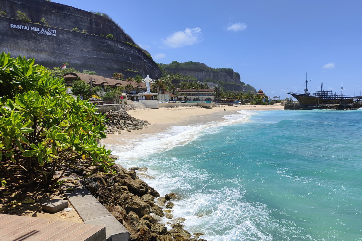 south of bali : Uluwatu temple and kecak fire dance,Melasti beach ,seafood jimbaran ,water sport